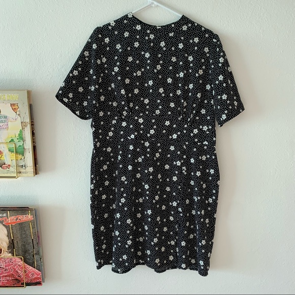 ASOS DESIGN mini tea dress with buttons and split detail in mono floral print - Picture 4 of 13